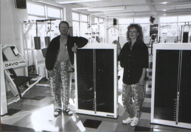 Yrittäjäpariskunta Tarja &amp; Ilkka Kuusijärvi ja uusi sali vuonna 1994